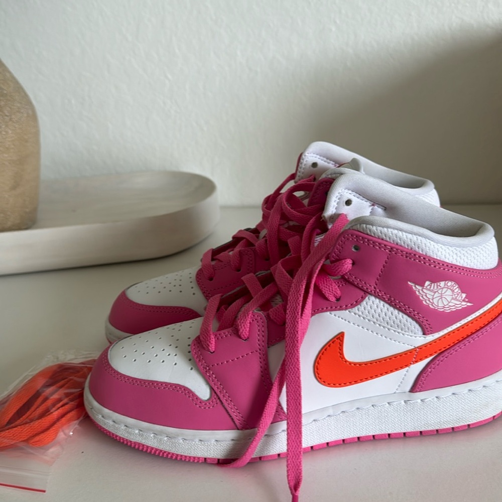 Pink/Orange Nike Jordan Extra Laces Worn Once, Big Kids 5.5 Womens 7